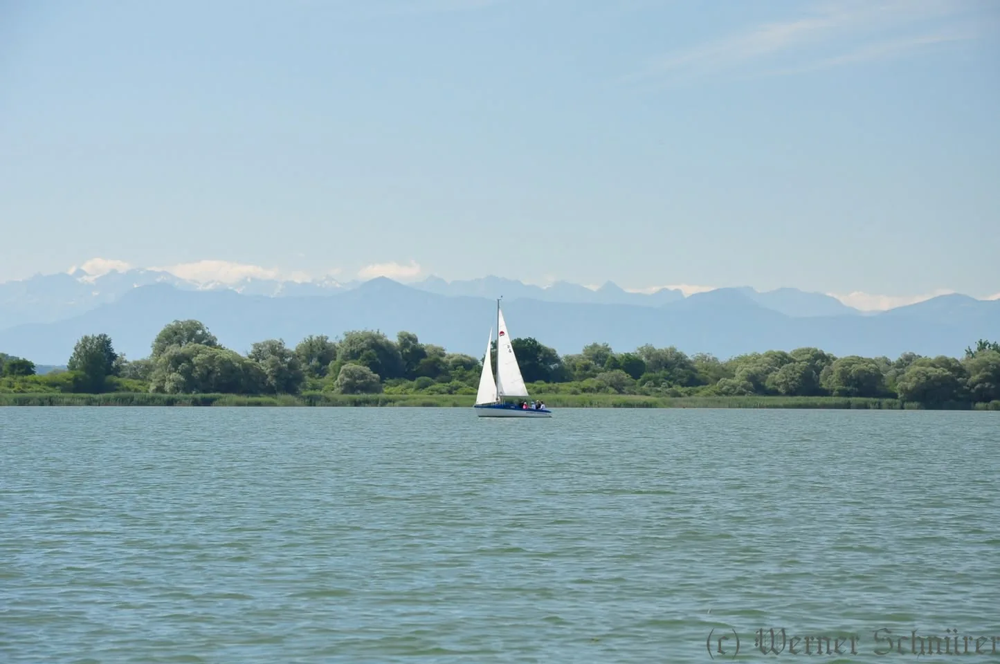Segelboot auf dem Ammersee vor den Alpen